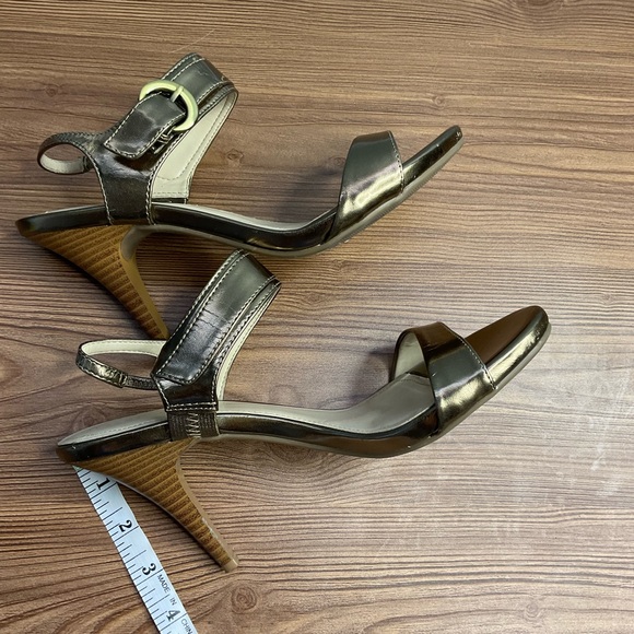 Liz Claiborne Elegant Gold Strappy Heels with ankle Buckle size 9 - Picture 4 of 8